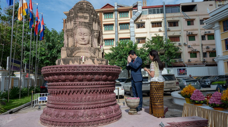 ឯកឧត្តម សុខ សូកេន រដ្ឋមន្រ្តីក្រសួងអធិការកិច្ច បានអញ្ជើញចូលរួមក្នុងពិធីបូជាទៀនធូបសុំសេចក្តីសុខចម្រេីន នាឱកាសដែលឯកឧត្តមចូលកាន់តំណែងជារដ្ឋមន្រ្តីក្រសួងអធិការកិច្ច