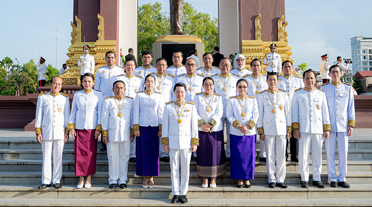 ឯកឧត្តម សុខ សូកេន រដ្ឋមន្រ្តីក្រសួងអធិការកិច្ច អញ្ជើញដឹកនាំគណៈប្រតិភូក្រសួងអធិការកិច្ច ចូលរួមថ្វាយកម្រងផ្កាគោរព ព្រះវិញ្ញាណក្ខន្ធ ព្រះករុណាព្រះបាទ សម្តេចព្រះ នរោត្តម សីហនុ ព្រះមហាវីរក្សត្រ ព្រះវររាជបិតាឯករាជ្យ បូរណភាពទឹកដី និងឯកភាពជាតិខ្មែរ “ព្រះបរមរតនកោដ្ឋ” គម្រប់ខួប ១២ឆ្នាំ