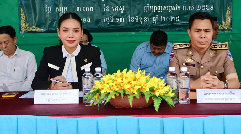 លោកជំទាវ វី ស្រីពៅ រដ្ឋលេខាធិការក្រសួងអធិការកិច្ច បានអញ្ជើញដឹកនាំគណៈប្រតិភូក្រសួងអធិការកិច្ច ចុះផ្សព្វផ្សាយច្បាប់ស្តីពីការទប់ស្កាត់អំពើហិង្សាក្នុងគ្រួសារ និងកិច្ចការពារជនរងគ្រោះ ជូនដល់កងកម្លាំងប្រដាប់អាវុធ មន្ត្រីរាជការ លោកគ្រូ អ្នកគ្រូ សិស្សានុសិស្ស ប្រជាពលរដ្ឋ