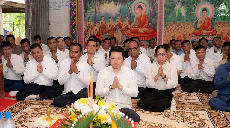 ឯកឧត្តម សុខ សូកេន រដ្ឋមន្រ្តីក្រសួងអធិការកិច្ច អនុប្រធានក្រុមការងាររាជរដ្ឋាភិបាលចុះមូលដ្ឋានខេត្តស្វាយរៀង និងជាប្រធានក្រុមការងាររាជរដ្ឋាភិបាលចុះមូលដ្ឋានស្រុករមាសហែក បានអញ្ជើញប្រគេនទៀនចំណាំព្រះវស្សា និងទេយ្យទាន ដល់ព្រះសង្ឃគង់ចាំព្រះវស្សាសម្រាប់វត្តទាំង៥២ នៅទូទាំងស្រុករមាសហែក ខេត្តស្វាយរៀង