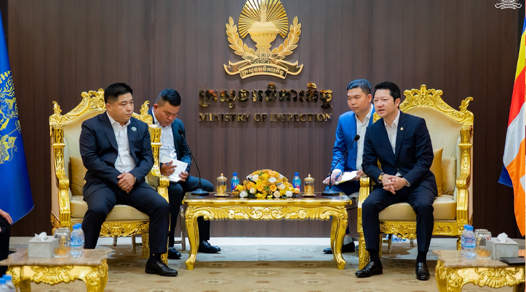 ឯកឧត្តម សុខ សូកេន រដ្ឋមន្រ្តីក្រសួងអធិការកិច្ច បានទទួលជួបសម្ដែងការគួរសម និងទទួលអំណោយសប្បុរសធម៌ពីប្រតិភូសភាពាណិជ្ជកម្មខេត្តហ៊ូណានប្រចាំនៅកម្ពុជា ដឹកនាំដោយ លោក Huang Liping នាយកប្រតិបត្តិនៃសភាពាណិជ្ជកម្មខេត្តហ៊ូណានប្រចាំនៅកម្ពុជា នៅទីស្ដីការក្រសួងអធិការកិច្ច។