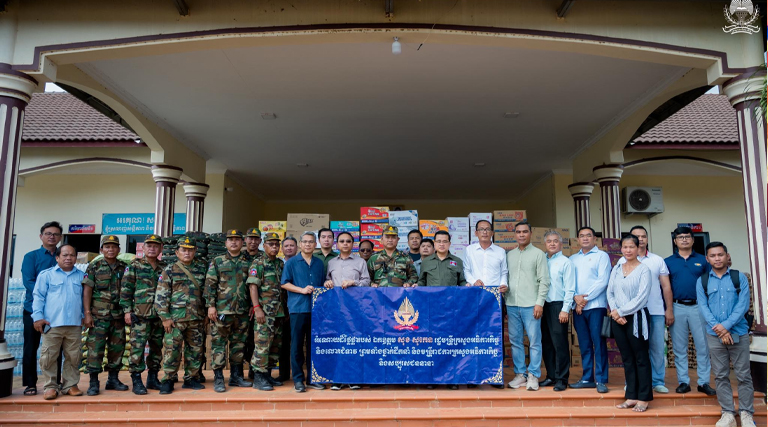 ឯកឧត្តម​ ប្រាក់​ ផាន់ណារ៉ា​ រដ្ឋលេខាធិការក្រសួងអធិការកិច្ច​ និងឯកឧត្តម សេង​ ម៉េងហុង​ រដ្ឋលេខាធិការក្រសួងអធិការកិច្ចនិងជានាយកខុទ្ទកាល័យ​ តំណាងដ៏ខ្ពង់ខ្ពស់​ ឯកឧត្ដម​ សុខ​ សូកេន​ រដ្ឋមន្រ្តីក្រសួងអធិការកិច្ច​ បាននាំយកអំណោយជាសម្ភារៈបរិក្ខារប្រើប្រាស់ប្រចាំថ្ងៃ គ្រឿងឧបភោគបរិភោគប្រគល់ជូនដល់បងប្អូនវីរកងទ័ពជួរមុខដែលកំពុងឈរជើងការពារ អធិបតេយ្យភាពជាតិ បូរណភាពទឹកដី ក្នុងភូមិសាស្ត្រខេត្តឧត្តរមានជ័យ