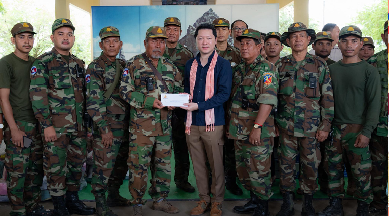 ឯកឧត្តម សុខ​ សូកេន​ រដ្ឋមន្រ្តីក្រសួងអធិការកិច្ចបានបន្តដឹកនាំគណៈប្រតិភូក្រសួងចុះជួបសំណេះសំណាល ព្រមទាំងបាននាំយកអំណោយជាសម្ភារៈបរិក្ខារប្រើប្រាស់ប្រចាំថ្ងៃ គ្រឿងឧបភោគបរិភោគប្រគល់ជូនដល់បងប្អូនកងកម្លាំងជួរមុខដែលកំពុងឈរជើងការពារ អធិបតេយ្យភាពជាតិ បូរណភាពទឹកដី ក្នុងភូមិសាស្ដ្រខេត្តព្រះវិហារ។