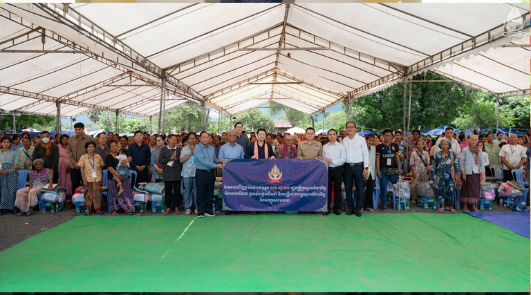 ឯកឧត្តម សុខ សូកេន រដ្ឋមន្រ្តីក្រសួងអធិការកិច្ច បានដឹកនាំគណៈប្រតិភូក្រសួង ចុះជួបសំណេះសំណាលសាកសួរសុខទុក្ខ ព្រមទាំងបាននាំយកអំណោយជាសម្ភារៈបរិក្ខារប្រើប្រាស់ប្រចាំថ្ងៃ គ្រឿងឧបភោគបរិភោគចែកជូនដល់បងប្អូនប្រជាពលរដ្ឋដែលកំពុងស្នាក់អាស្រ័យបណ្ដោះអាសន្ននៅមណ្ឌលសុវត្ថិភាពសម្រាប់ជនភៀសសឹក ដោយសារជម្លោះព្រំដែនកម្ពុជា-ថៃ ស្ថិតនៅក្នុងវត្តឧត្តរគិរីទួលអណ្ដែត ក្នុងខេត្តព្រះវិហារ។