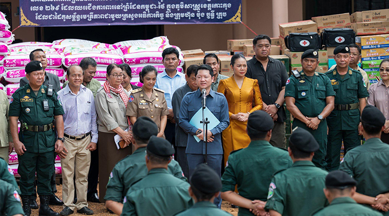 ឯកឧត្តម សុខ សូកេន រដ្ឋមន្រ្តីក្រសួងអធិការកិច្ច ដឹកនាំគណៈប្រតិភូក្រសួង ចុះជួបសំណេះសំណាល និងសាកសួរសុខទុក្ខ ព្រមទាំងបាននាំយកអំណោយជាសម្ភារៈបរិក្ខារប្រើប្រាស់ គ្រឿងឧបភោគបរិភោគប្រគល់ជូនដល់វរសេនាតូចនគរបាលការពារព្រំដែនគោកលេខ ៨២៧ និងវរសេនាតូចនគរបាលការពារព្រំដែនទឹកលេខ ២៦៩ ដែលឈរជើងការពារនៅព្រំដែនកម្ពុជា-ថៃ ក្នុងភូមិសាស្ត្រខេត្តកោះកុង