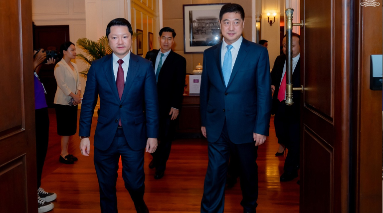 តាងនាមរាជរដ្ឋាភិបាលកម្ពុជា ឯកឧត្តម សុខ សូកេន រដ្ឋមន្រ្តីក្រសួងអធិការកិច្ច បានអញ្ជើញជាអធិបតីក្នុងពិធីលាងសាយភោជន៍ទទួលស្វាគមន៍គណៈប្រតិភូខេត្តហឺណាននៃសាធារណរដ្ឋប្រជាមានិតចិន ដឹកនាំដោយឯកឧត្តម ចឹង ហៃយ៉ាង (ZHENG Haiyang) អភិបាលរងខេត្តហឺណាន នៅសណ្ឋាគារសូហ្វីតែលភ្នំពេញភូគីត្រា។