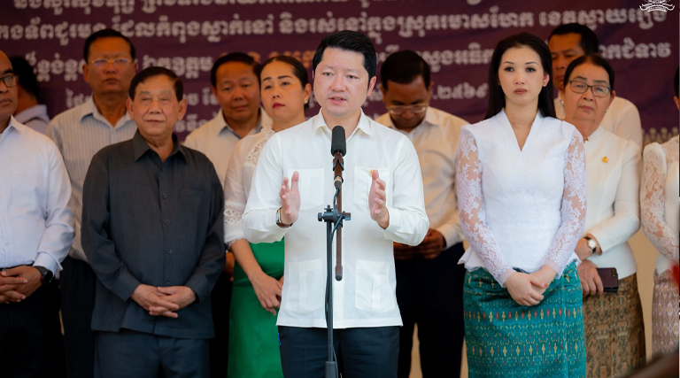 ឯកឧត្តម សុខ សូកេន រដ្ឋមន្រ្តីក្រសួងអធិការកិច្ច អនុប្រធានក្រុមការងាររាជរដ្ឋាភិបាលចុះមូលដ្ឋានខេត្តស្វាយរៀង និងជាប្រធានក្រុមការងាររាជរដ្ឋាភិបាលចុះមូលដ្ឋានស្រុករមាសហែក ព្រមទាំងលោកជំទាវ បានអញ្ជើញចុះជួបសំណេះសំណាលសួរសុខទុក្ខ និងនាំយកអំណោយជាសំភារៈបរិក្ខារចែកជូនប្រជាពលរដ្ឋភៀសសឹក និងគ្រួសារវីរកងទ័ពដែលកំពុងស្នាក់នៅ និងរស់នៅក្នុងស្រុករមាសហែក ដោយមានការអញ្ជើញចូលរួមពីថ្នាក់ដឹកនាំ និងមន្ត្រីរាជការជាច្រើនរូបនៃក្រសួងអធិការកិច្ច