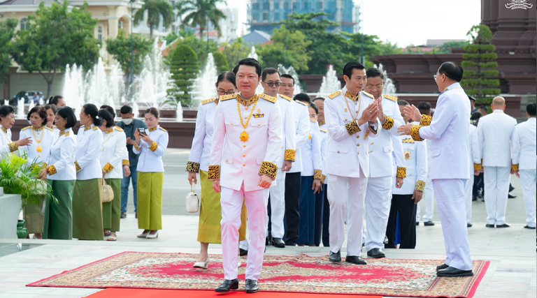 ឯកឧត្តម សុខ សូកេន រដ្ឋមន្រ្តីក្រសួងអធិការកិច្ច បានអញ្ជើញដឹកនាំគណៈប្រតិភូក្រសួង អធិការកិច្ចចូលរួមដាក់ក្រពុំបិណ្ឌផ្កាឈូក គោរពរដ្ឋធម្មនុញ្ញនៃព្រះរាជាណាចក្រកម្ពុជា នៅនីតិបូជនីយដ្ឋានវិមានរដ្ឋធម្មនុញ្