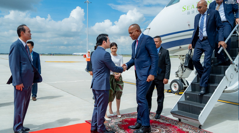 ដោយទទួលបានការចាត់តាំងដ៏ខ្ពង់ខ្ពស់ពីសម្តេចមហាបវរធិបតី ហ៊ុន ម៉ាណែត នាយករដ្ឋមន្រ្តីនៃព្រះរាជាណាចក្រកម្ពុជា ឯកឧត្តម សុខ សូកេន រដ្ឋមន្រ្តីក្រសួងអធិការកិច្ច បានអញ្ជើញទទួលគារវកិច្ចស្វាគមន៍យ៉ាងកក់ក្ដៅចំពោះដំណើរអញ្ជើញមកដល់របស់ ឯកឧត្តមបណ្ឌិត Roosevelt Skerrit នាយករដ្ឋមន្ត្រីនៃកុំមិនវែលដូមីនីក និងគណៈប្រតិភូជាន់ខ្ពស់ នៅអាកាសយានដ្ឋានអន្តរជាតិតេជោ