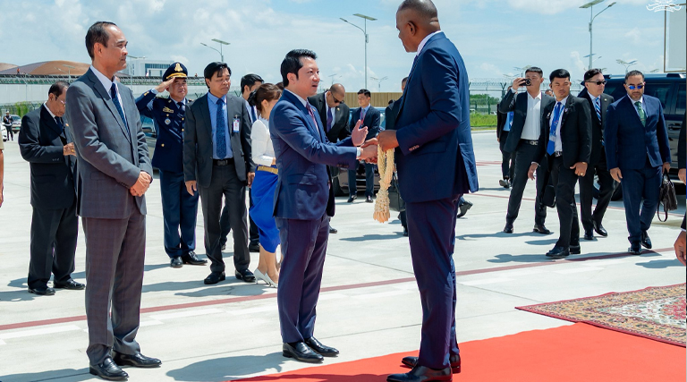 ដោយទទួលបានការចាត់តាំងដ៏ខ្ពង់ខ្ពស់ពីសម្តេចមហាបវរធិបតី ហ៊ុន ម៉ាណែត នាយករដ្ឋមន្រ្តីនៃព្រះរាជាណាចក្រកម្ពុជា ឯកឧត្តម សុខ សូកេន រដ្ឋមន្រ្តីក្រសួងអធិការកិច្ច បានអញ្ជើញជូនដំណើរនិវត្តន៍របស់ ឯកឧត្តមបណ្ឌិត រ៉ូសឺវែល ស្កឺរីត (Roosevelt Skerrit) នាយករដ្ឋមន្ត្រីនៃកុំមិនវែលដូមីនីក និងគណៈប្រតិភូជាន់ខ្ពស់ នៅអាកាសយានដ្ឋានអន្តរជាតិតេជោ។