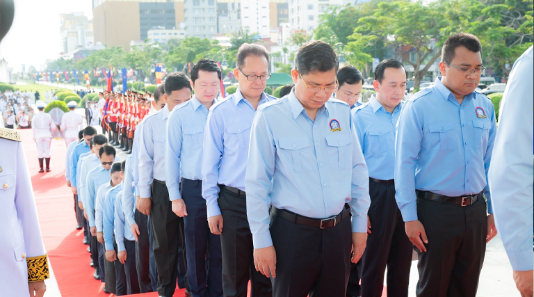 ឯកឧត្តម សុខ សូកេន សមាជិកគណៈអចិន្រ្តៃយ៍នៃគណៈកម្មាធិការកណ្ដាល សហភាពសហព័ន្ធយុវជនកម្ពុជា (ស.ស.យ.ក) បានអញ្ជើញចូលរួមគោរពព្រះវិញ្ញាណក្ខន្ធ និងថ្វាយកម្រងផ្កានៅស្ថូបព្រះបរមរូប ព្រះករុណាព្រះបាទសម្តេច ព្រះនរោត្តម សីហនុ ព្រះមហាវីរក្សត្រ ព្រះវររាជបិតាឯករាជ្យ បូរណភាពទឹកដី និងឯកភាពជាតិខ្មែរ