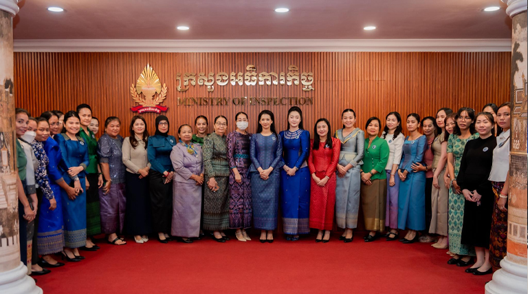 លោកជំទាវ ចម ក្រស្នា ប្រធានកិត្តិយសគណៈកម្មការសាខាសមាគមនារីកម្ពុជាដើម្បីសន្ដិភាព និងអភិវឌ្ឍន៍ក្រសួងអធិការកិច្ច បានអញ្ជើញចូលរួមពិធីសំណេះសំណាល និងផ្សព្វផ្សាយពីភារកិច្ចចំពោះមុខរបស់សមាគមនារីកម្ពុជាដើម្បីសន្ដិភាព និងអភិវឌ្ឍន៍ ក្រោមអធិបតីភាពដ៏ខ្ពង់ខ្ពស់ សម្ដេចកិត្តិសង្គហបណ្ឌិត ម៉ែន សំអន ឧត្តមប្រឹក្សាផ្ទាល់ព្រះមហាក្សត្រនៃព្រះរាជាណាចក្រកម្ពុជា