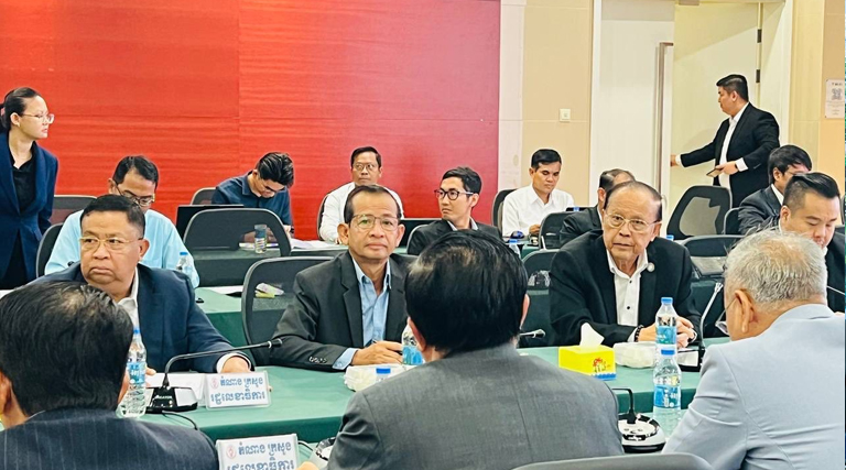 ដោយទទួលបានការអនុញ្ញាតដ៏ខ្ពង់ខ្ពស់ពីឯកឧត្តម សុខ សូកេន រដ្ឋមន្រ្តីក្រសួងអធិការកិច្ច ឯកឧត្តម ប៉ែន ច័ន្ទសុខរិន រដ្ឋលេខាធិការក្រសួងអធិការកិច្ច បានអញ្ជើញចូលរួមកិច្ចប្រជុំអន្តរក្រសួងដើម្បីពិនិត្យ និងពិភាក្សាលើ សេចក្តីព្រាងអនុក្រឹត្យស្តីពីការគ្រប់គ្រងសន្តិសុខសុវត្ថិភាពតាមទីតាំងរស់នៅប្រមូលផ្តុំ នៅទីស្តីការគណៈរដ្ឋមន្ត្រី។