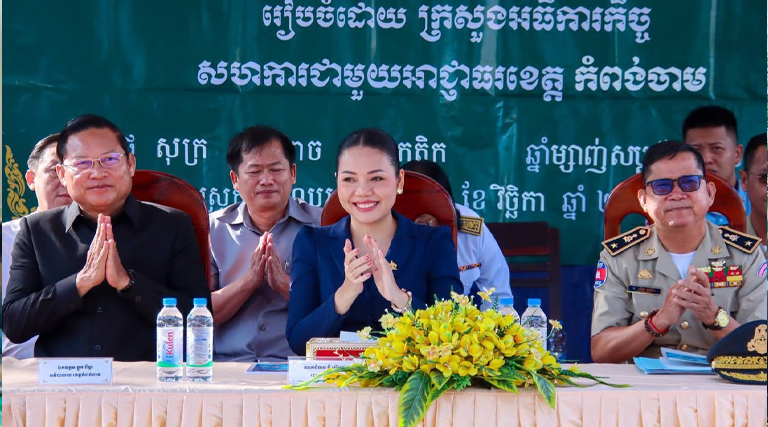 លោកជំទាវ វី ស្រីពៅ រដ្ឋលេខាធិការក្រសួងអធិការកិច្ច បានអញ្ជើញដឹកនាំគណៈប្រតិភូក្រសួងអធិការកិច្ច ចុះផ្សព្វផ្សាយច្បាប់ស្តីពីការត្រួតពិនិត្យគ្រឿងញៀន ជូនដល់កងកម្លាំងប្រដាប់អាវុធ មន្រ្តីរាជការ យុវជនសិស្សានុសិស្សសរុប ៣៩៩នាក់ (ស្រី ២៤០នាក់) ស្ថិតនៅវិទ្យាល័យហ៊ុន សែន ព្រៃទទឹង