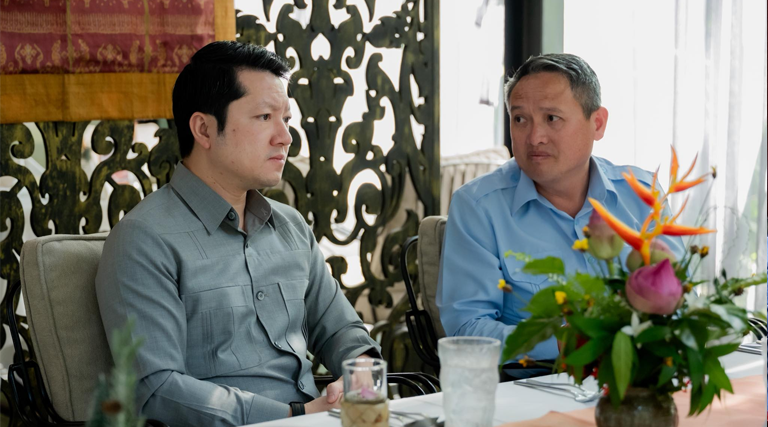 ក្នុងឱកាសចុះសួរសុខទុក្ខ និងនាំយកអំណោយដ៏ថ្លៃថ្លារបស់សម្តេចអគ្គមហាសេនាបតីតេជោ ហ៊ុន សែន ប្រធានព្រឹទ្ធសភា នៃព្រះរាជាណាចក្រកម្ពុជា និងសម្តេចកិត្តិព្រឹទ្ធបណ្ឌិត ប៊ុន រ៉ានី ហ៊ុនសែន និងសម្ដេចមហាបវរធិបតី ហ៊ុន ម៉ាណែត នាយករដ្ឋមន្ត្រី នៃព្រះរាជាណាចក្រកម្ពុជា និងលោកជំទាវបណ្ឌិត ពេជ ចន្ទមុន្នី ហ៊ុនម៉ាណែតប្រគល់ជូនរដ្ឋបាលខេត្តសៀមរាប