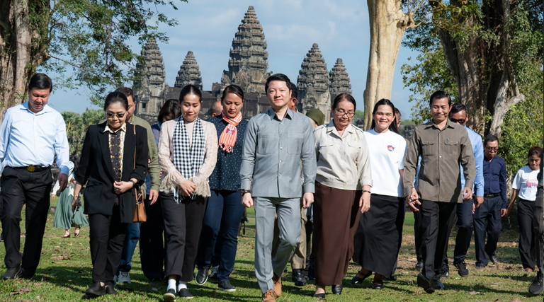 បន្ទាប់ពីបានចុះសួរសុខទុក្ខ និងនាំយកអំណោយប្រគល់ជូនរដ្ឋបាលខេត្តសៀមរាប សម្រាប់ជួយដល់បងប្អូនប្រជាពលរដ្ឋភៀសសឹក និងវីរៈកងទ័ព នៃយោធភូមិភាគទី៤ ឯកឧត្តម សុខ សូកេន រដ្ឋមន្រ្តីក្រសួងអធិការកិច្ច បានបន្តដឹកនាំគណៈប្រតិភូក្រសួងអធិការកិច្ច ទៅកាន់ប្រាសាទអង្គរវត្ត