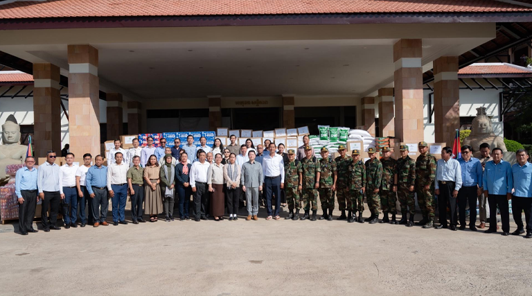 ឯកឧត្តម សុខ សូកេន រដ្ឋមន្រ្តីក្រសួងអធិការកិច្ច បានអញ្ជើញដឹកនាំគណៈប្រតិភូក្រសួងអធិការកិច្ច ចុះសួរសុខទុក្ខ និងនាំយកអំណោយដ៏ថ្លៃថ្លារបស់សម្តេចអគ្គមហាសេនាបតីតេជោ ហ៊ុន សែន ប្រធានព្រឹទ្ធសភា នៃព្រះរាជាណាចក្រកម្ពុជា និងសម្តេចកិត្តិព្រឹទ្ធបណ្ឌិត ប៊ុន រ៉ានី ហ៊ុនសែន និងសម្ដេចមហាបវរធិបតី ហ៊ុន ម៉ាណែត នាយករដ្ឋមន្ត្រី នៃព្រះរាជាណាចក្រកម្ពុជា និងលោកជំទាវបណ្ឌិត ពេជ ចន្ទមុន្នី ហ៊ុនម៉ាណែត ដែលរួមមាន គ្រឿងឧបភោគបរិភោគ និងសម្ភារៈចាំបាច់នានា ប្រគល់ជូនរដ្ឋបាលខេត្តសៀមរាប