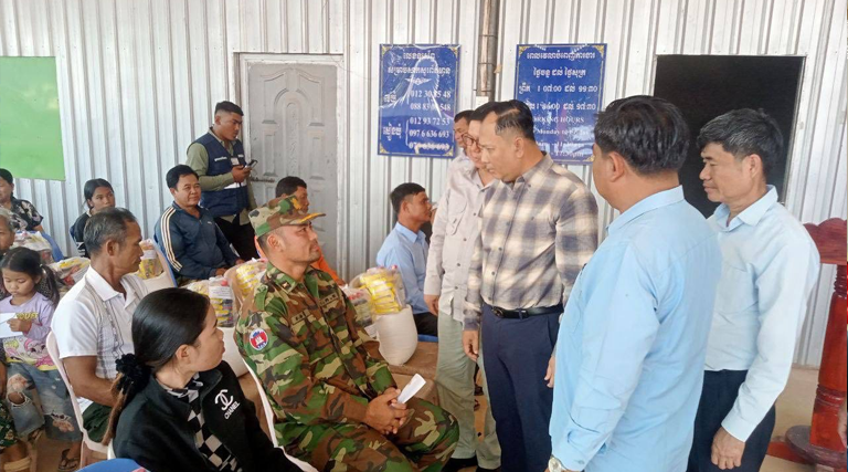 ឯកឧត្តម ស៊ឹម ស៊ូយុុង និងឯកឧត្តម ហេង លឹមទ្រី រដ្ឋលេខាធិការក្រសួងអធិការកិច្ច បានអញ្ជើញចូលរួមជាអធិបតីក្នុងពិធីចែកអំណោយជូនគ្រួសារភៀសសឹក និងគ្រួសារវីរៈកងទ័ពជួរមុខចំនួន ៥៧គ្រួសារ