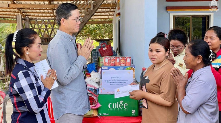 ឯកឧត្តម ហេង ចាន់ឌី រដ្ឋលេខាធិការក្រសួងអធិការកិច្ច និងជាប្រធានក្រុមការងាររាជរដ្ឋាភិបាលចុះមូលដ្ឋានឃុំត្រស់ បានអញ្ជើញចុះសួរសុខទុក្ខ ព្រមទាំងបាននាំយកអំណោយរបស់ឯកឧត្តម សុខ សូកេន រដ្ឋមន្រ្តីក្រសួងអធិការកិច្