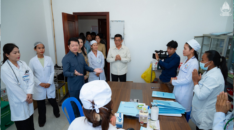 ឯកឧត្តម សុខ សូកេន រដ្ឋមន្រ្តីក្រសួងអធិការកិច្ច អនុប្រធានក្រុមការងាររាជរដ្ឋាភិបាលចុះមូលដ្ឋានខេត្តស្វាយរៀង និងជាប្រធានក្រុមការងាររាជរដ្ឋាភិបាលចុះមូលដ្ឋានស្រុករមាសហែក និងលោកជំទាវ បានបន្តអញ្ជើញចុះសួរសុខទុក្ខ និងចែកអំណោយជូនដល់អ្នកជំងឺ និងវីរកងទ័ព ដែលកំពុងសម្រាកព្យាបាលនៅមន្ទីរពេទ្យបង្អែកស្រុករមាសហែក។