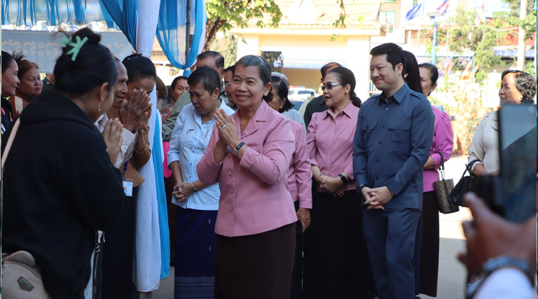 ឯកឧត្តម សុខ សូកេន រដ្ឋមន្រ្តីក្រសួងអធិការកិច្ច អនុប្រធានក្រុមការងាររាជរដ្ឋាភិបាលចុះមូលដ្ឋានខេត្តស្វាយរៀង និងជាប្រធានក្រុមការងាររាជរដ្ឋាភិបាលចុះមូលដ្ឋានស្រុករមាសហែក និងលោកជំទាវ បានអញ្ជើញចូលរួមក្នុងពិធីសំណេះសំណាល និងចែកអំណោយជូនដល់ជនភៀសសឹក ព្រមទាំងក្រុមគ្រួសារវីរកងទ័ព និងវីរនគរបាល នៅស្រុករមាសហែក ខេត្តស្វាយរៀង ក្រោមអធិបតីភាពដ៏ខ្ពង់ខ្ពស់ សម្ដេចកិត្តិសង្គហបណ្ឌិត ម៉ែន សំអន ឧត្តមប្រឹក្សាផ្ទាល់ព្រះមហាក្សត្រ នៃព្រះរាជាណាចក្រកម្ពុជា។