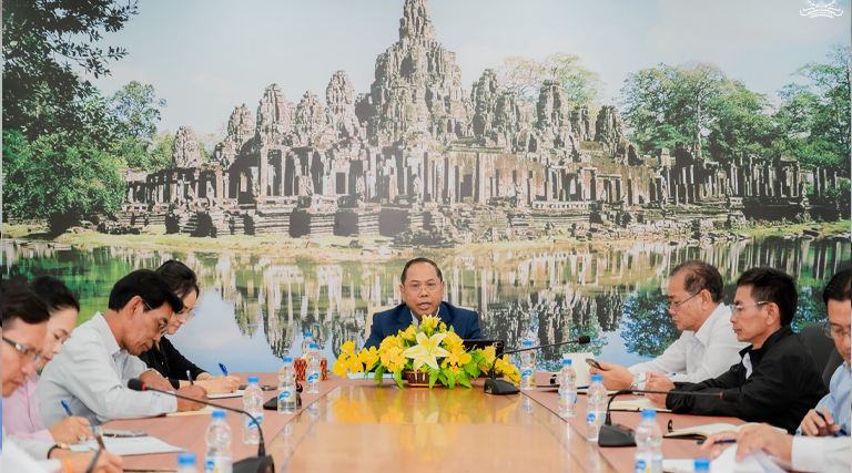 លោក ឡុក ស៊ីណា អគ្គនាយកស្តីទី នៃអគ្គនាយកដ្ឋានរដ្ឋបាលនិងហិរញ្ញវត្ថុ បានអញ្ជើញដឹកនាំកិច្ចប្រជុំបូកសរុបលទ្ធផលការងារឆ្នាំ២០២៥ និងលើកទិសដៅការងារឆ្នាំ២០២៦ របស់នាយកដ្ឋានចំណុះអគ្គនាយកដ្ឋានរដ្ឋបាលនិងហិរញ្ញវត្ថុ