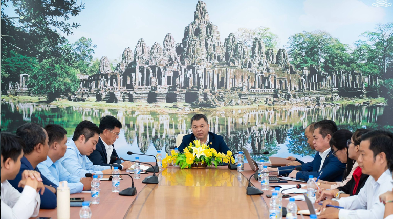 ឯកឧត្តមបណ្ឌិត ព្រហ្ម វិចិត្រសុភ័ណ្ឌ រដ្ឋលេខាធិការក្រសួងអធិការកិច្ច និងជាប្រធានលេខាធិការដ្ឋាននៃក្រុមការងារតាមដាន និងត្រួតពិនិត្យការអនុវត្តយុទ្ធសាស្រ្ត ព៤ជ៤ បានអញ្ជើញដឹកនាំកិច្ចប្រជុំបច្ចេកទេសដើម្បីពិភាក្សា និងសម្របសម្រួលលើការអនុវត្តប្រព័ន្ធលើកទឹកចិត្តគាំទ្រសមិទ្ធកម្មក្នុងរដ្ឋបាលសាធារណៈរបស់ក្រសួងអធិការកិច្ច