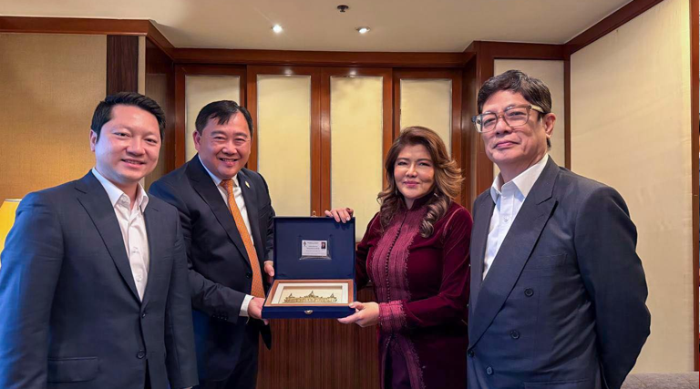 ឆ្លៀតក្នុងឱកាសនៃការអញ្ជើញចូលរួមក្នុងពិធីបុណ្យសពរបស់ ឯកឧត្តម Jose de Venecia អតីតប្រធានសភាតំណាងរាស្ត្រនៃសាធារណរដ្ឋហ្វីលីពីន ស្ថាបនិក និងជាប្រធានកិត្តិយសនៃសន្និសីទអន្តរជាតិនៃបណ្តាគណបក្សនយោបាយអាស៊ី (ICAPP) នៅប្រទេសហ្វីលីពីន ឯកឧត្តម សុខ សូកេន រដ្ឋមន្ត្រីក្រសួងអធិការកិច្ច និង ឯកឧត្តម សួស យ៉ារ៉ា ប្រធានគណៈកម្មការកិច្ចការបរទេស សហប្រតិបត្តិការអន្តរជាតិ និងព័ត៌មាន នៃរដ្ឋសភា បានអញ្ជើញចូលជួបសម្ដែងការគួរសមជាមួយ លោកជំទាវ Imee R. Marcos សមាជិកព្រឹទ្ធសភានៃសាធារណរដ្ឋហ្វីលីពីន។