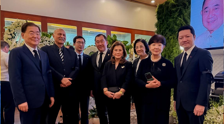 ឯកឧត្តម សុខ សូកេន រដ្ឋមន្ត្រីក្រសួងអធិការកិច្ច បានបន្តអញ្ជើញចូលរួមក្នុងពិធីបញ្ចុះសពជាផ្លូវការរបស់ ឯកឧត្តម Jose de Venecia អតីតប្រធានសភាតំណាងរាស្ត្រនៃសាធារណរដ្ឋហ្វីលីពីន ស្ថាបនិក និងជាប្រធានកិត្តិយសនៃសន្និសីទអន្តរជាតិនៃបណ្តាគណបក្សនយោបាយអាស៊ី (ICAPP)