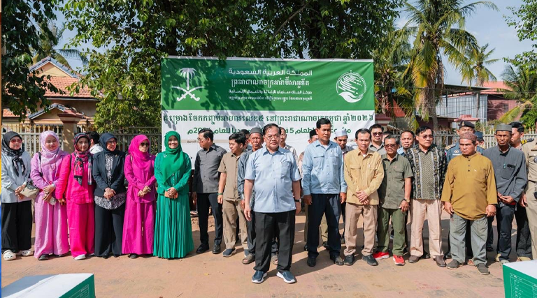 លោកជំទាវ សេន សាណាស់ អនុរដ្ឋលេខាធិការក្រសួងអធិការកិច្ច បានអញ្ជើញចូលរួមពិធីចែកកញ្ចប់អាហារស្រាយបួសចំនួន ៥០០ កញ្ចប់ ដែលជាព្រះរាជអំណោយរបស់ព្រះមហាក្សត្រ នៃព្រះរាជាណាចក្រអារ៉ាប៊ីសាអូឌីត