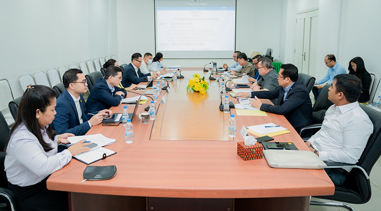 លោកជំទាវ សុខ វិឡាយ រដ្ឋលេខាធិការប្រចាំការ និងជាប្រធានអនុក្រុមការងារតាក់តែងសេចក្តីព្រាងច្បាប់ និងលិខិតបទដ្ឋានគតិយុត្ត និងឯកឧត្តម អ៊ុន វ៉ាល់ឡឺរ៉ូ រដ្ឋលេខាធិការ និងជាប្រធានអនុក្រុមការងារពង្រឹងការងារដោះស្រាយបណ្តឹង អញ្ជើញដឹកនាំកិច្ចប្រជុំដើម្បីពិនិត្យ និងពិភាក្សាលើសេចក្តីព្រាងប្រកាសស្តីពីបទបញ្ជាផ្ទៃក្នុងរបស់ក្រសួងអធិការកិច្ច