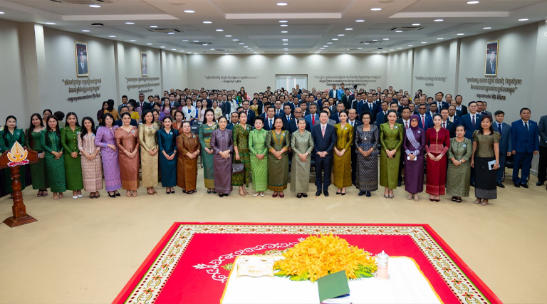 កម្រងរូបភាពអនុស្សាវរីយ៍នៃពិធីជូនកន្រ្តកផ្កា និងបាច់ផ្កា ដល់សម្តេចកិត្តិសង្គហបណ្ឌិត ថ្នាក់ដឹកនាំនិងមន្រ្តីរាជការជាស្ត្រី ថ្នាក់ដឹកនាំនិងសមាជិកានៃគណៈកម្មការសាខាសមាគម នារីកម្ពុជា ដើម្បីសន្តិភាពនិងអភិវឌ្ឍន៍ក្រសួងអធិការកិច្ច