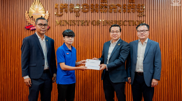 ឯកឧត្តម សេង ម៉េងហុង រដ្ឋលេខាធិការ និងជានាយកខុទ្ទកាល័យ តំណាងដ៏ខ្ពង់ខ្ពស់ ឯកឧត្តម សុខ សូកេន រដ្ឋមន្រ្តីក្រសួងអធិការកិច្ច បានពាំនាំនូវអនុសាសន៍ផ្តាំផ្ញើសំខាន់ៗនិងបានប្រគល់ថវិកាឧបត្ថម្ភដ៏ថ្លៃថ្លារបស់ឯកឧត្តមរដ្ឋមន្រ្តី ជូនក្រុមការងាររៀបចំកម្មវិធី «ដើរ ដើម្បីកុមារអង្គរ»