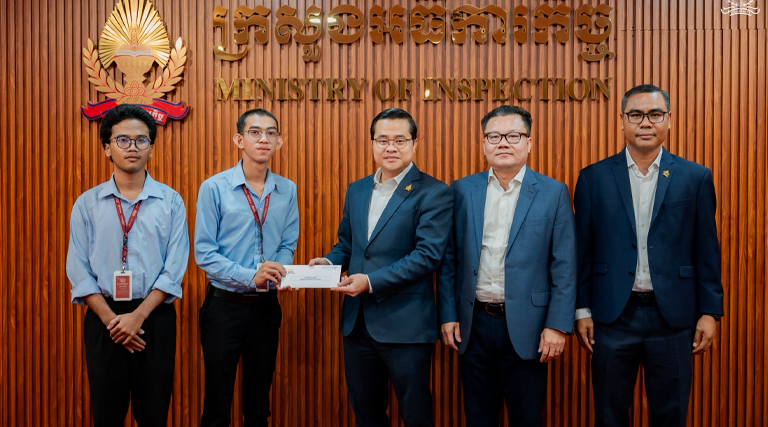 ឯកឧត្តម សេង ម៉េងហុង រដ្ឋលេខាធិការ និងជានាយកខុទ្ទកាល័យ តំណាងដ៏ខ្ពង់ខ្ពស់ ឯកឧត្តម សុខ សូកេន រដ្ឋមន្រ្តីក្រសួងអធិការកិច្ច បានពាំនាំនូវអនុសាសន៍ផ្តាំផ្ញើសំខាន់ៗ និងបានប្រគល់ថវិកាឧបត្ថម្ភដ៏ថ្លៃថ្លារបស់ឯកឧត្តមរដ្ឋមន្រ្តី ជូនគណៈកម្មការនិស្សិតសាកលវិទ្យាល័យភូមិន្ទវិចិត្រសិល្បៈដើម្បីគាំទ្រដល់ការរៀបចំកម្មវិធីតាំងពិព័រណ៍ទេពកោសល្យ និងស្នាដៃនិស្សិតលើកទី៩ ក្រោមប្រធានបទ “អនុស្សាវរីយ៍” នៅទីស្ដីការក្រសួង។