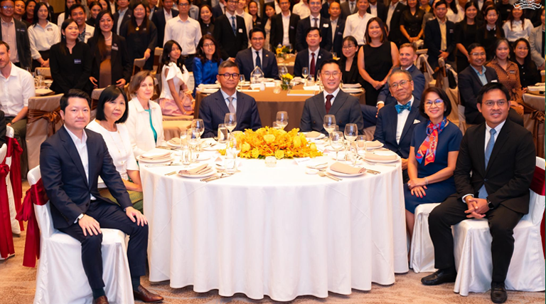 ឯកឧត្តម សុខ សូកេន រដ្ឋមន្ត្រីក្រសួងអធិការកិច្ច បានអញ្ជើញចូលរួមក្នុងពិធីអបអរសាទរសមិទ្ធផលរបស់អតីតនិស្សិតអូស្រ្តាលី និងប្រគល់ពានរង្វាន់ជូនអតីតនិស្សិតឆ្នើមប្រចាំឆ្នាំ ២០២៥ (Australian Alumni of the Year Awards 2025) ក្រោមអធិបតីភាព ឯកឧត្តមបណ្ឌិតសភាចារ្យ ហង់ជួន ណារ៉ុន ឧបនាយករដ្ឋមន្ត្រី រដ្ឋមន្ត្រីក្រសួងអប់រំ យុវជន និងកីឡា នៅសណ្ឋាគារ ហៃយ៉ាត់ រីជេនស៊ីភ្នំពេញ។