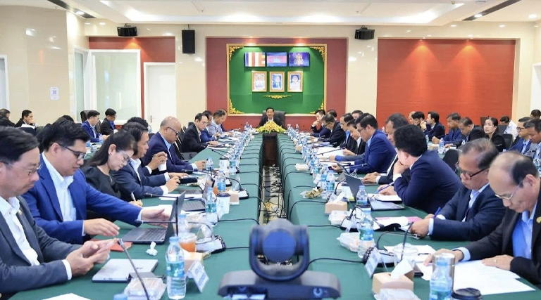 ដោយទទួលបានការអនុញ្ញាតដ៏ខ្ពង់ខ្ពស់ពី ឯកឧត្តម សុខ សូកេន រដ្ឋមន្រ្តីក្រសួងអធិការកិច្ច ឯកឧត្តម ស៊ឹម សុវណ្ណរិទ្ធិ អនុរដ្ឋលេខាធិការក្រសួងអធិការកិច្ច បានអញ្ជើញចូលរួមកិច្ចប្រជុំអន្តរក្រសួង ដើម្បីពិនិត្យ និងពិភាក្សាលើសេចក្តីព្រាងរបាយការណ៍ស្តីពីសកម្មភាពការងាររបស់រាជរដ្ឋាភិបាលនៃព្រះរាជាណាចក្រកម្ពុជា ប្រចាំខែកុម្ភៈ ឆ្នាំ២០២៦