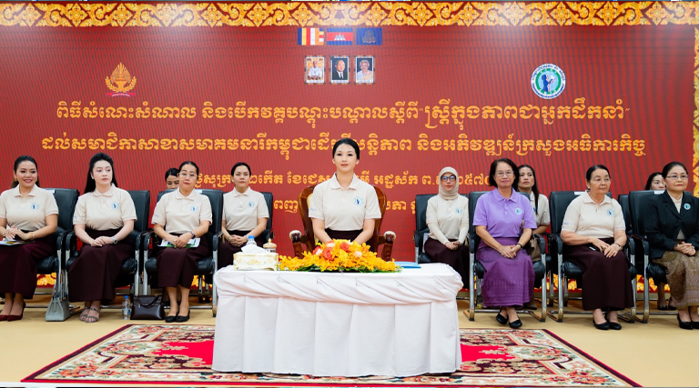លោកជំទាវ ចម ក្រស្នា ប្រធានកិត្តិយសគណៈកម្មការសាខាសមាគមនារីកម្ពុជាដើម្បីសន្តិភាព និងអភិវឌ្ឍន៍ (ន.ក.ស.អ) ក្រសួងអធិការកិច្ច