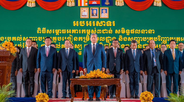 ឯកឧត្តម សុខ សូកេន រដ្ឋមន្ត្រីក្រសួងអធិការកិច្ច បានអញ្ជើញចូលរួមក្នុង “ពិធីសម្ពោធអគារកម្ពស់៣ជាន់ សមិទ្ធផលនានា និងប្រគល់សញ្ញាបត្រគ្រូបង្រៀនកម្រិតមូលដ្ឋាន និងសញ្ញាបត្របរិញ្ញាបត្រអប់រំ ឯកទេសអប់រំកាយ ជូនដល់គរុសិស្ស គរុនិស្សិត នៃវិទ្យាស្ថានជាតិអប់រំកាយនិងកីឡា”