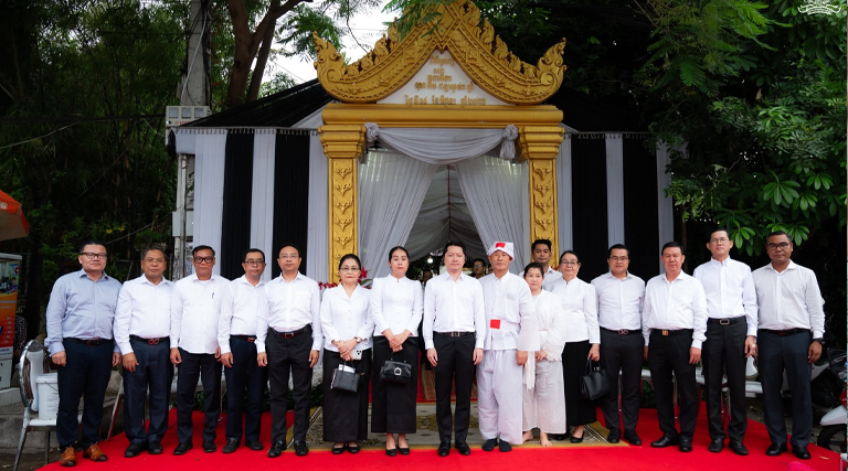 ឯកឧត្ដម សុខ សូកេន រដ្ឋមន្រ្តីក្រសួងអធិការកិច្ច បានអញ្ជើញដឹកនាំគណៈប្រតិភូក្រសួងអធិការកិច្ច ចូលរួមគោរពវិញ្ញាណក្ខន្ធសព ព្រឹទ្ធមហាឧបាសិកាពុទ្ធសាសនូបត្ថម្ភក៍ ហុង គីម ដែលត្រូវជាម្ដាយក្មេករបស់ ឯកឧត្តម លី គឹមសី អនុរដ្ឋលេខាធិការក្រសួងអធិការកិច្ច។
