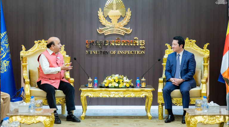 ឯកឧត្ដម សុខ សូកេន រដ្ឋមន្រ្តីក្រសួងអធិការកិច្ច បានអនុញ្ញាតឱ្យ ឯកឧត្តមបណ្ឌិត Vijay Jolly ទីប្រឹក្សាសភាពាណិជ្ជកម្មនៃក្រុមប្រទេស BRICS និងជាទីប្រឹក្សាយុទ្ធសាស្ត្រនៃពិព័រណ៍ធុរកិច្ចឥណ្ឌា ឆ្នាំ២០២៦ ចូលជួបសម្តែងការគួរសម និងពិភាក្សាការងារ នៅទីស្ដីការក្រសួងអធិការកិច្ច។
