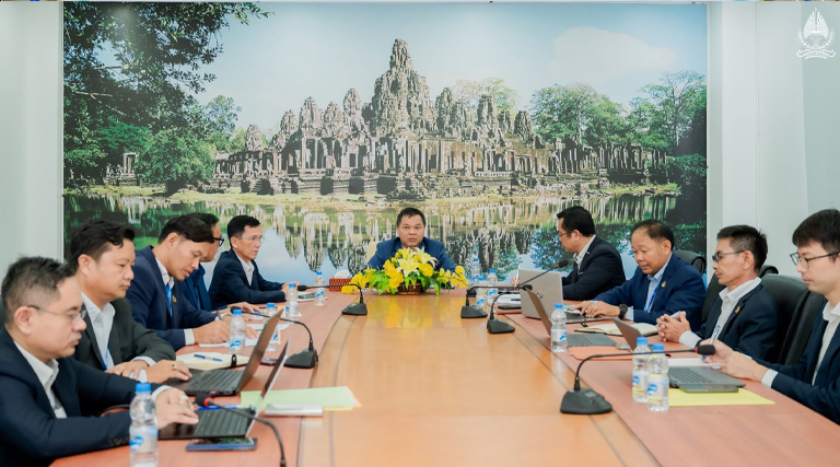 ឯកឧត្តមបណ្ឌិត ព្រហ្ម វិចិត្រសុភ័ណ្ឌ រដ្ឋលេខាធិការ និងជាប្រធានលេខាធិការដ្ឋាន នៃក្រុមការងារតាមដាន និងត្រួតពិនិត្យការអនុវត្តយុទ្ធសាស្រ្ត ព៤ជ៤ បានអញ្ជើញដឹកនាំកិច្ចប្រជុំបូកសរុបរបាយការណ៍លទ្ធផលការងារ១ឆ្នាំ នៃការអនុវត្តយុទ្ធសាស្រ្ត ព៤ជ៤ របស់ក្រសួងអធិការកិច្ច