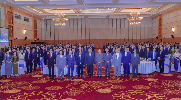 លោកជំទាវ សុខ វិឡាយ រដ្ឋលេខាធិការប្រចាំការ និងឯកឧត្តម ហេង ចាន់ឌី រដ្ឋលេខាធិការ និងជាសមាជិកគណៈកម្មាធិការដឹកនាំការកែទម្រង់ច្បាប់ បានអញ្ជើញចូលរួមសិក្ខាសាលាស្តីពី​ “ការរៀបចំក្រមពាណិជ្ជកម្មសម្រាប់កម្ពុជា”