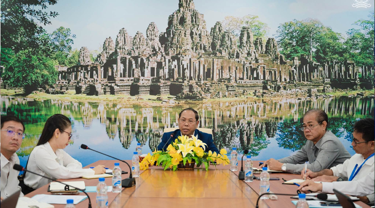 ឯកឧត្តម ឡុក ស៊ីណា អគ្គនាយក នៃអគ្គនាយកដ្ឋានរដ្ឋបាលនិងហិរញ្ញវត្ថុ បានអញ្ជើញដឹកនាំកិច្ចប្រជុំបូកសរុបលទ្ធផលការងារប្រចាំឆមាសទី១ និងលើកទិសដៅការងារប្រចាំឆមាសទី២ ឆ្នាំ២០២៦ របស់នាយកដ្ឋានចំណុះអគ្គនាយកដ្ឋានរដ្ឋបាលនិងហិរញ្ញវត្ថុ