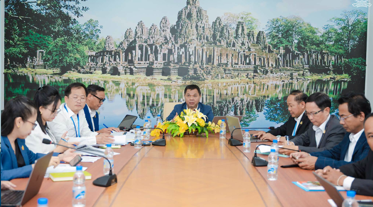 ឯកឧត្តមបណ្ឌិត ព្រហ្ម វិចិត្រសុភ័ណ្ឌ រដ្ឋលេខាធិការ និងជាប្រធានលេខាធិការដ្ឋាន នៃក្រុមការងារតាមដាន និងត្រួតពិនិត្យការអនុវត្តយុទ្ធសាស្រ្ត ព៤ជ៤ បានអញ្ជើញដឹកនាំកិច្ចប្រជុំ