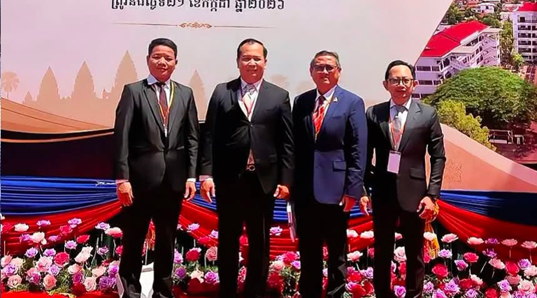 ឯកឧត្តម ស៊ឹម ស៊ូយុង រដ្ឋលេខាធិការ និងជាតំណាងដ៏ខ្ពង់ខ្ពស់ ឯកឧត្តម សុខ សូកេន រដ្ឋមន្រ្តីក្រសួងអធិការកិច្ច បានអញ្ជើញចូលរួមពិធីប្រគល់សញ្ញាបត្រកម្រិតបរិញ្ញាបត្ររង បរិញ្ញាបត្រ និងបរិញ្ញាបត្រជាន់ខ្ពស់ ជូននិស្សិតជ័យលាភី នៃសកលវិទ្យាល័យ សៅស៍អ៊ីសថ៍ អេយសៀ