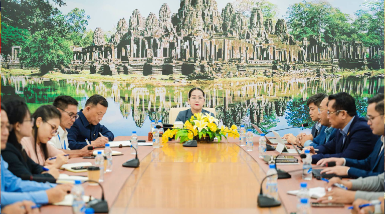 លោកជំទាវ សុខ វិឡាយ រដ្ឋលេខាធិការប្រចាំការក្រសួងអធិការកិច្ច អញ្ជើញដឹកនាំកិច្ចប្រជុំដើម្បីតាមដានវឌ្ឍនភាពការងារនិងបញ្ហាប្រឈមរបស់គណៈកម្មការគ្រប់គ្រងប្រព័ន្ធលេីកទឹកចិត្តគាំទ្រសមិទ្ធកម្មក្នុរដ្ឋបាលសាធារណៈ