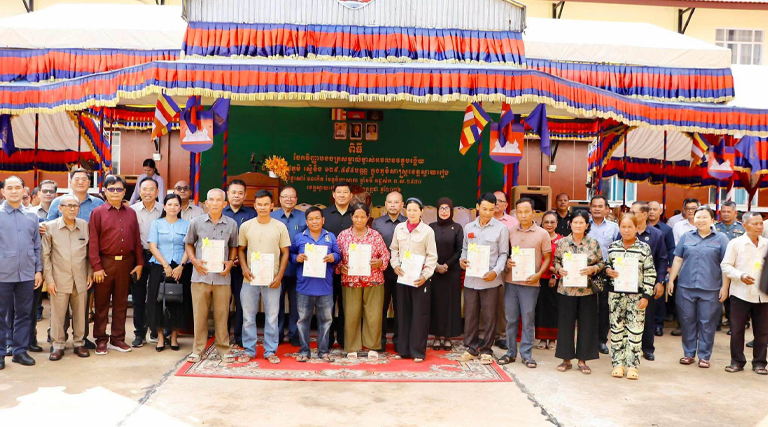 លោកជំទាវ សេន សាណាស់ អនុរដ្ឋលេខាធិការក្រសួងអធិការកិច្ច អញ្ជើញចូលរួមពិធីចែកវិញ្ញាបនបត្រសម្គាល់ម្ចាស់អចលនវត្ថុបង្ហេីយចំនួន ១៣៨ភូមិ ស្មើនឹង ១២៩,៥៩៥បណ្ណ ក្នុងភូមិសាស្ត្រខេត្តស្វាយរៀង