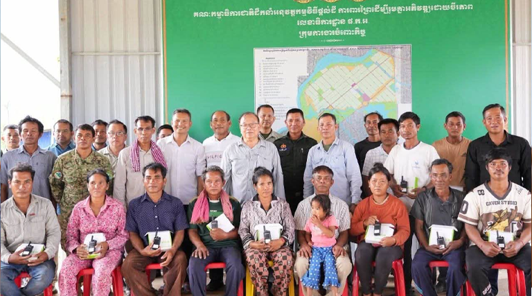 ឯកឧត្តម សុត គីមសាន អនុរដ្ឋលេខាធិការអញ្ជើញចូលរួមចុះត្រួតពិនិត្យវឌ្ឍនភាពគម្រោងសួរសុខទុក្ខ និងរៀបចំរចនាសម្ព័ន្ធជូនប្រជាពលរដ្ឋ ដែលស្ម័គ្រចិត្តធ្វើសមាហរណកម្មចូលរួមក្នុងគម្រោងចូលតាំងទីលំនៅជំហានទីមួយ ស្ថិតនៅភូមិសាស្ត្រអូរសែវ