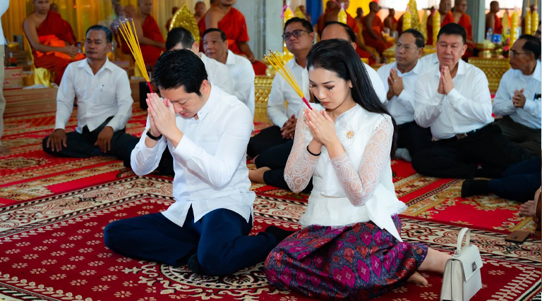 ឯកឧត្តម សុខ សូកេន រដ្ឋមន្រ្តីក្រសួងអធិការកិច្ច អនុប្រធានក្រុមការងាររាជរដ្ឋាភិបាលចុះមូលដ្ឋានខេត្តស្វាយរៀង និងជាប្រធានក្រុមការងាររាជរដ្ឋាភិបាលចុះមូលដ្ឋានស្រុករមាសហែក និងលោកជំទាវ ព្រមទាំងថ្នាក់ដឹកនាំក្រសួងអធិការកិច្ច បាននាំយកទៀនចំណាំព្រះវស្សា និងទេយ្យទានជាច្រើនមុខ ព្រមទាំងបច្ច័យ ដែលជាសទ្ធាជ្រះថ្លារបស់ឯកឧត្តមរដ្ឋមន្រ្តី និងលោកជំទាវ ប្រគេនចំពោះព្រះសង្ឃគង់ចាំព្រះវស្សាអស់កាលត្រីមាស នៅវត្តទាំង៥៣ ក្នុងស្រុករមាសហែក ខេត្តស្វាយរៀង