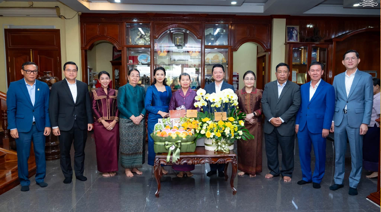 ឯកឧត្ដម សុខ សូកេន រដ្ឋមន្រ្តីក្រសួងអធិការកិច្ច និងលោកជំទាវ ចម ក្រស្នា ប្រធានកិត្តិយសគណៈកម្មការសាខាសមាគមនារីកម្ពុជា ដើម្បីសន្តិភាពនិងអភិវឌ្ឍន៍ (ន.ក.ស.អ) ក្រសួងអធិការកិច្ច ព្រមទាំងថ្នាក់ដឹកនាំក្រសួង បានអញ្ជើញចូលជួបសម្តែងការគួរសម និងគោរពជូនពរ សម្តេចកិត្តិសង្គហបណ្ឌិត ម៉ែន សំអន ឧត្តមប្រឹក្សាផ្ទាល់ព្រះមហាក្សត្រ នៃព្រះរាជាណាចក្រកម្ពុជា